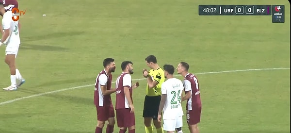4. hakemden kartlarını aldı.