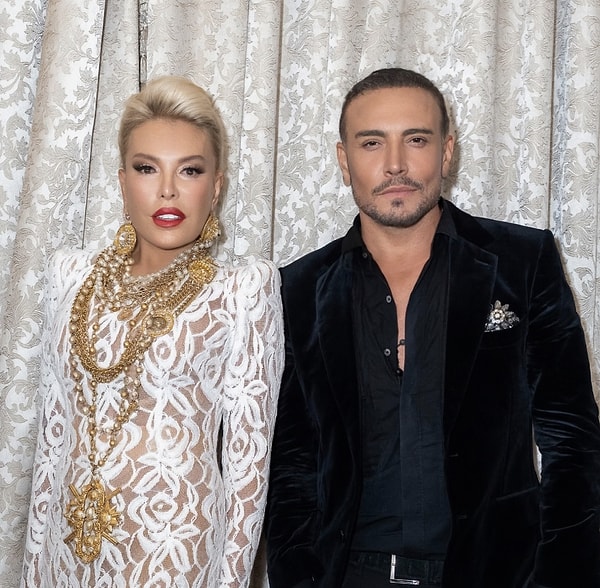 Cenk Eren and Ajda Pekkan shared the stage together at Günay last night. To be more precise, Cenk Eren was a guest performer at Ajda Pekkan's show.