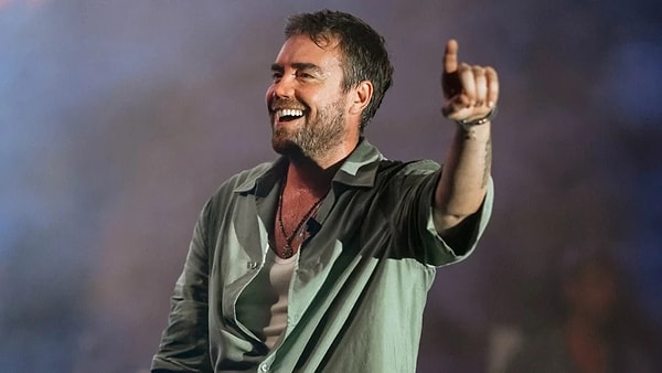 Murat Dalkılıç, Türk pop müziğinin en sevilen isimlerinden biri olarak, hem şarkılarıyla hem de özel hayatıyla sıkça gündemde.