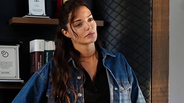 Güzel oyuncu Hilal Altınbilek, Sahtekarlar dizisiyle geçtiğimiz sezonun ardından bir kez daha en çok konuşulan isimlerden biri olmayı başardı.