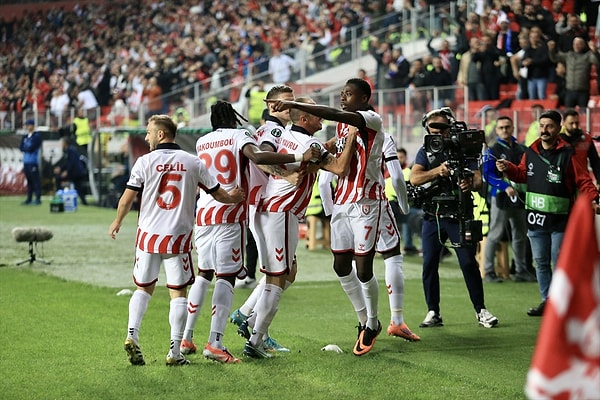 İlk yarıda gelen iki gol tribünleri coşturdu.