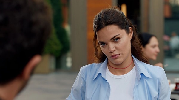 Başrollerinde Hilal Altınbilek ve Burak Deniz'in yer aldığı Sahtekarlar dizisi Berna Laçin'in yorumuyla gündeme gelmişti.