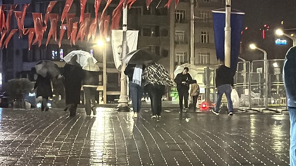 İstanbul Valiliği dün beklenen kuvvetli yağış nedeniyle akşam saat 16.00’dan sonra eğitime ara verildiğini açıklamıştı.