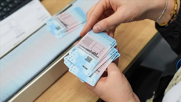Kasım itibarıyla eski tip ehliyetleri yenilemek için 7 bin 438 TL ödeme yapılması gerekiyor.