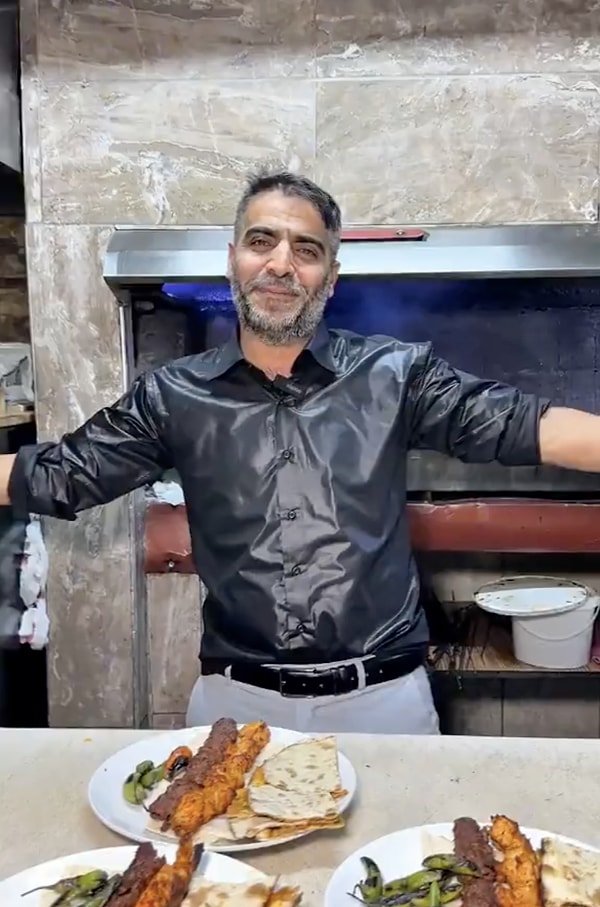 Elazığ'daki bir kebapçı, yaptığı kebaplarla değil gömleğiyle viral oldu.