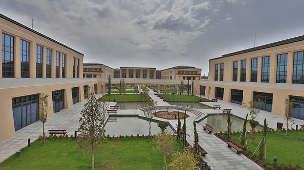Vaatlerinden birini gerçekleştirdi: Cumhurbaşkanlığı Sarayı'nı halka açtı.