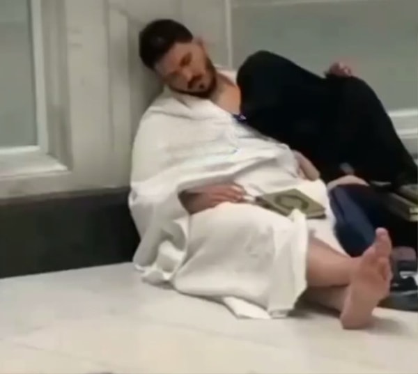 It was discovered that Tolgahan Sayışman had embarked on a pilgrimage to Umrah. Subsequently, it was alleged that another individual, who happened to be at Umrah at the same time, had captured footage of Sayışman.