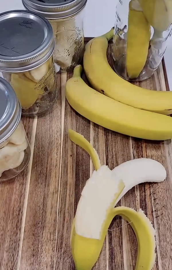 The person who popularized the method claims to have stumbled upon this formula while seeking a solution to the problem of half-eaten bananas turning brown the next day.