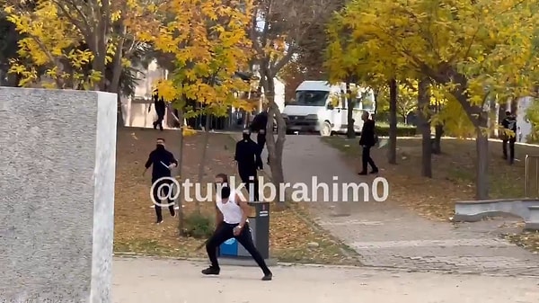 Ellerinde palalar olan öğrenciler, üniversite bahçesindeki diğer öğrencilere saldırdı.