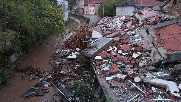 6.1 büyüklüğündeki depremle un ufak olmuş