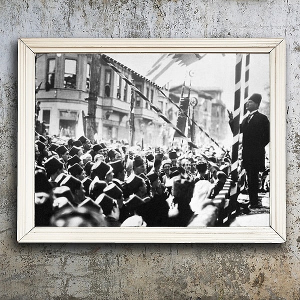 3. Cumhurbaşkanı Gazi Mustafa Kemal, Bursa'da halkla konuşurken. (11 Eylül 1924)