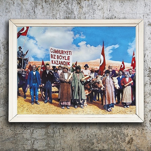 10. Uşak’ta bir Cumhuriyet Bayramı kutlama töreni. Kadınlar, ‘Cumhuriyeti Biz Böyle Kazandık’ yazılı pankart taşıyor. 1930’lu yıllar.