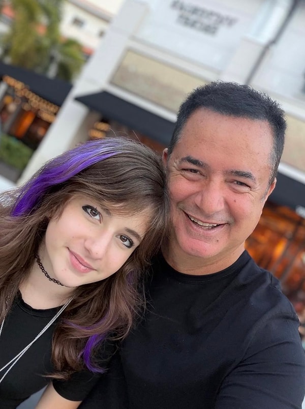 Acun Ilıcalı'nın kızıyla paylaştığı baba kız pozunda Melisa'nın arasında morlar olan saçı, hafif makyajı ve güzelliği dikkat çekti.