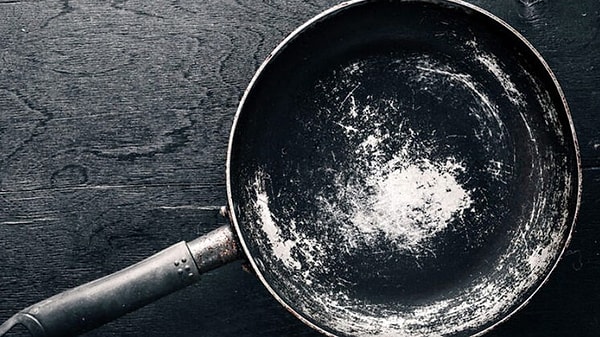 Bu insan yapımı zehir olan PFOA, bize yapışmaz yüzeylerin büyüsü ve leke/su tutmaz ürünlerin rahatlığı ile satıldı.