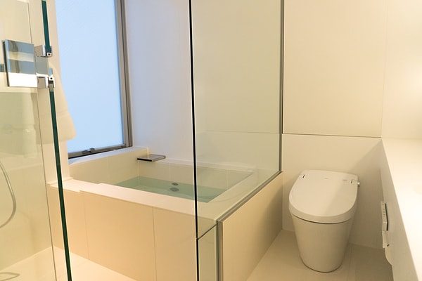 Islak oda, suyun sıçramasından etkilenmeyen, tamamen yalıtılmış bir alan şeklinde tasarlanır.