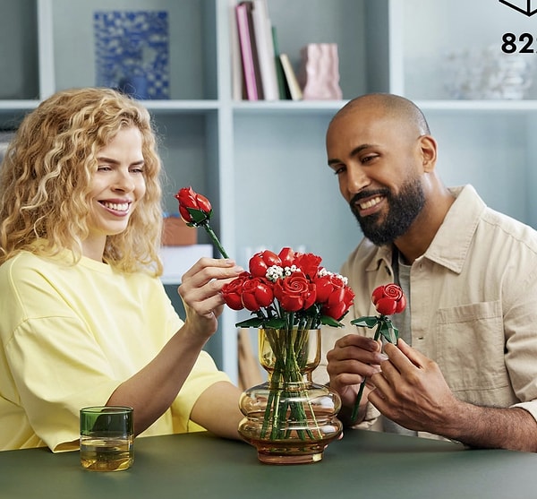 LEGO Icons Gül Buketi, klasik çiçek buketlerine yaratıcı bir alternatif arayanlar için harika bir seçenek!