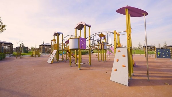 Spor sahaları da var.