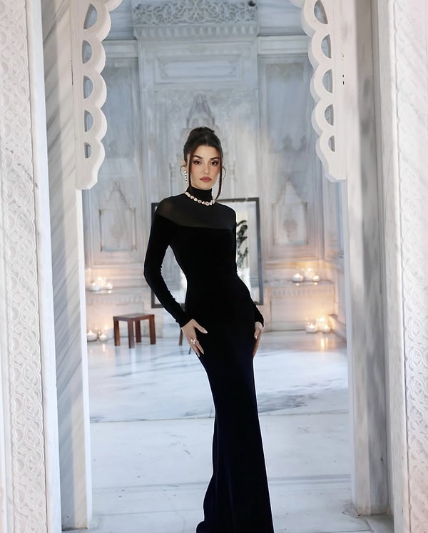 Hande Erçel, son dönemde peş peşe yer aldığı projelerle globalde göğsümüzü kabartan bir oyuncu biliyorsunuz ki.