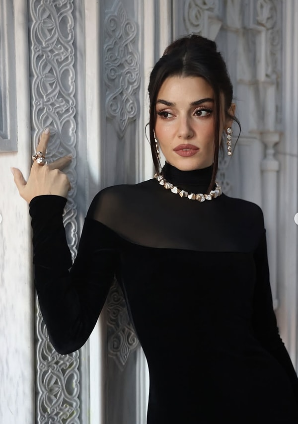 Ancak bir yandan da İngilizcesiyle sık sık eleştirilere maruz kalıyor güzel oyuncumuz bildiğiniz üzere.