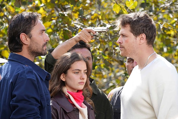 Genç oyuncu Burak Yörük, TRT 1'in Taşacak Bu Deniz dizisindeki Oruç karakteriyle adeta fırtına gibi esiyor.