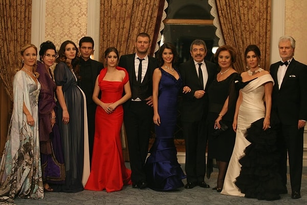 Kariyerine reklamlarda oynayarak adım atan Beren Saat, ardından Hatırla Sevgili, Aşka Sürgün gibi birçok dizide rol aldı.