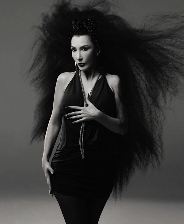 Geçtiğimiz saatlerde de yine yeni bir imaj denemesiyle karşımıza çıktı kendisi!