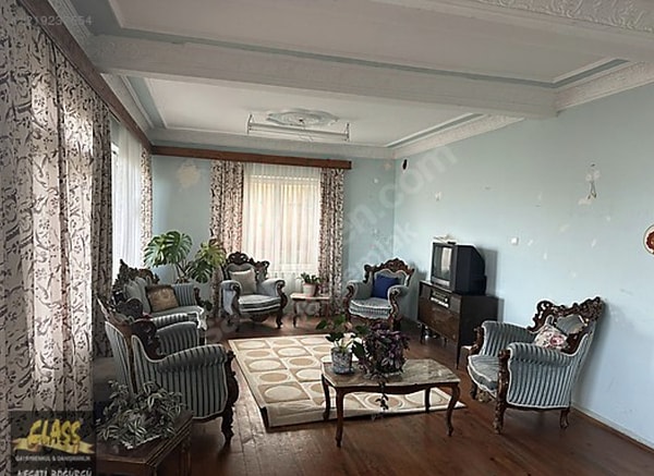 Yüzlerce ikonik sahnenin çekildiği mekanların bir ilan sitesinde yer alması dizinin hayranlarına karmaşık duygular yaşattı.