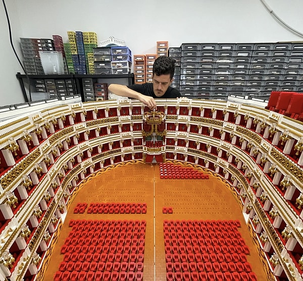 Sanatçının eserleri, sosyal medyada gün geçtikçe daha büyük bir hayran kitlesi oluşturuyor.