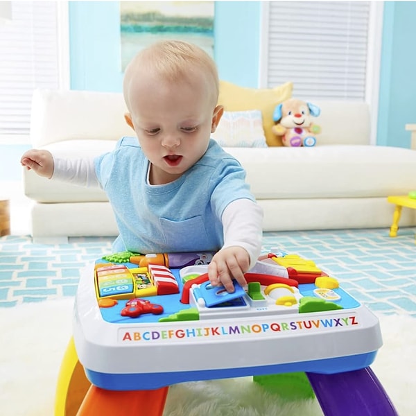 Fisher Price Eğlen & Öğren Eğitici Köpekçiğin Aktivite Masası, 6–36 ay arası çocuklar için hem eğlenceli hem de öğretici bir oyun deneyimi sunuyor.