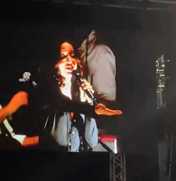 Zeynep Bastık konser sırasında yüzüne lazer tutan seyirciyi kibar bir dille uyardı.