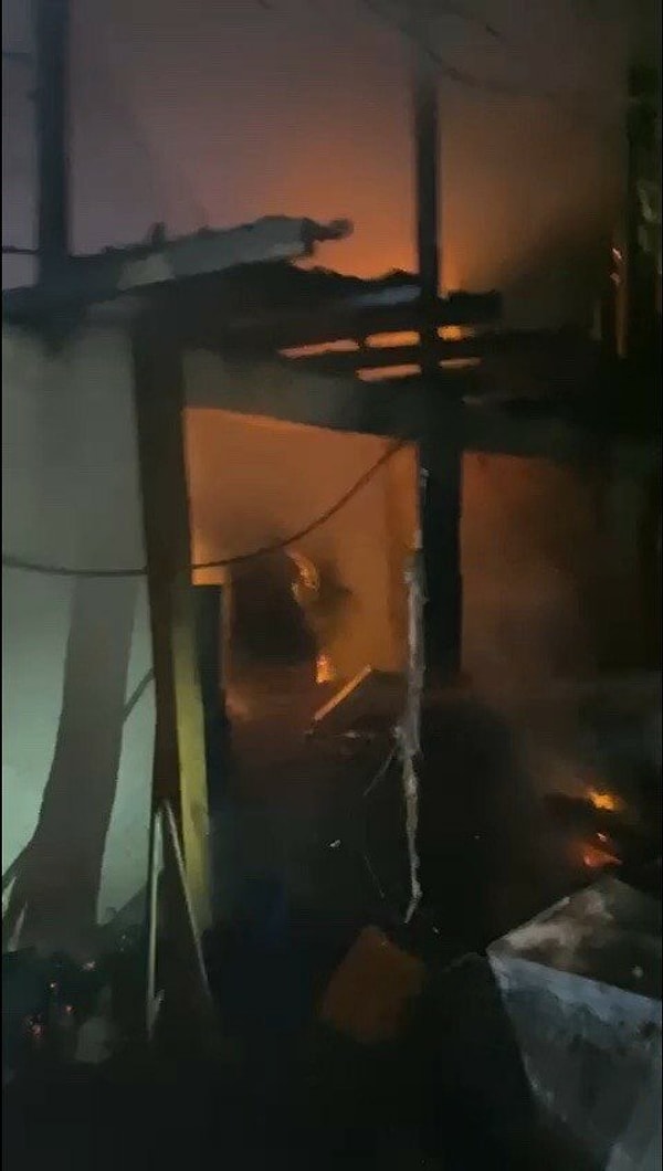 Olay, gece yarısı Aydın'ın Efeler ilçesindeki Umurlu Mahallesi’nde meydana geldi.