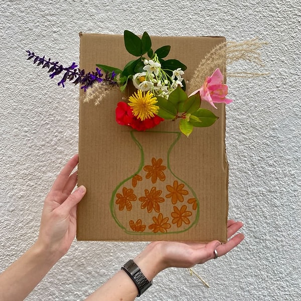 6. Bir kartonun üzerine vazo çizip kendi çiçek vazonuzu oluşturabilirsiniz. 💐 🌸 🌺 🌹 🌼 🌷 🪷 🪻 🌻