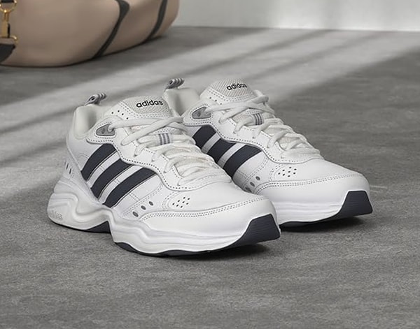 Şık deri detaylarıyla öne çıkan Adidas Strutter, yastıklamalı orta tabanı sayesinde gün boyu rahat adımlar atmanızı sağlayacak.