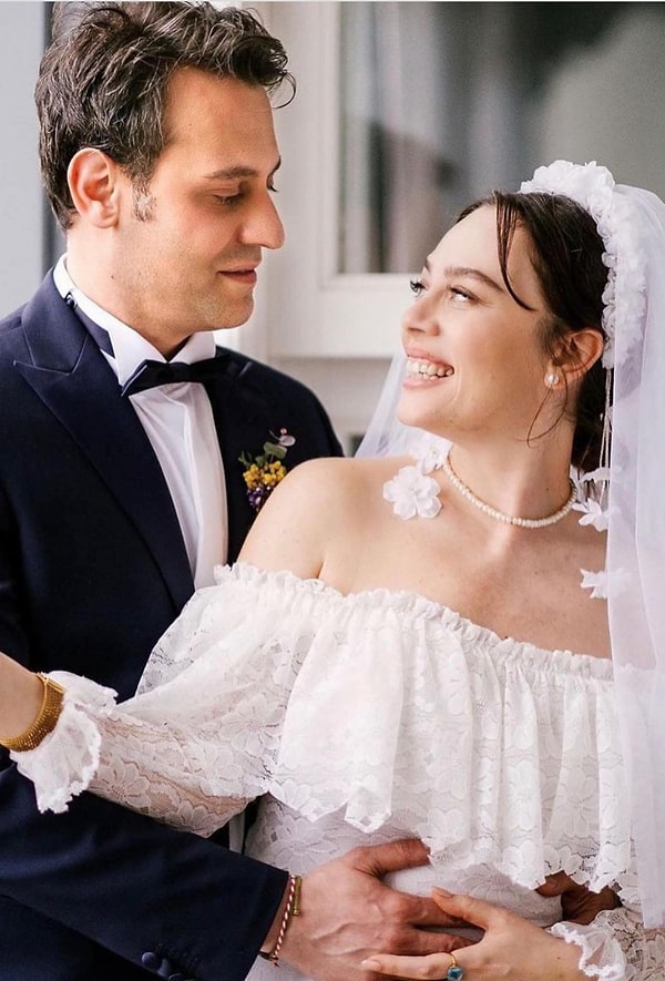 Oyunculuğun yanı sıra özel hayatında da 2022 senesinde yeni bir sayfa açan Demet Evgar gözlerden uzak tuttuğu ailesiyle beğeni topluyor.