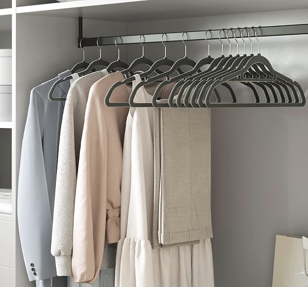 SONGMICS 50’li Kadife Askı Seti, dolabında hem düzen hem de şıklık arayanlar için harika bir çözüm.