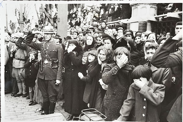 Atatürk’ün cenaze korteji ilerlerken Karaköy’deki Yahudi vatandaşlar, kendi inançlarına göre bir yas geleneğini yerine getiriyordu.