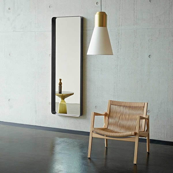 2. Duvarlara boy aynası yerleştirin, odanız büyüsün!