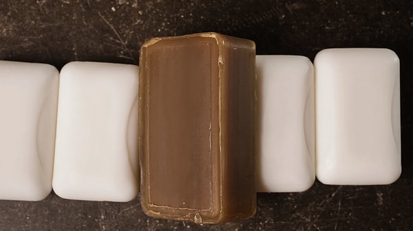 Cildin yanı sıra, saç derisi problemlerine de doğal bir çözüm sunar.