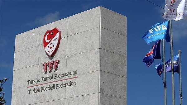 Türk futbolunda hakemlerle başlayan bahis skandalı bugün futbolculara da uzandı.