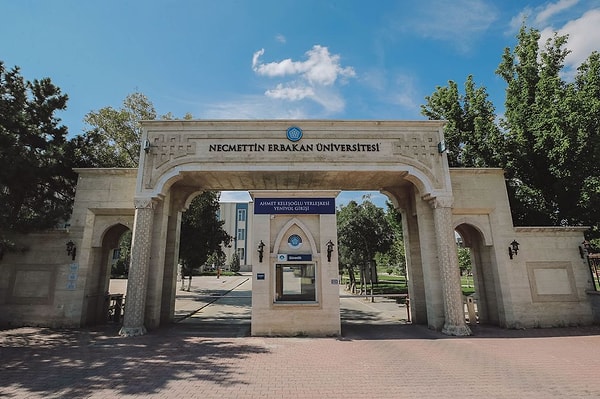 Fakülte yönetimi, diğer öğrencileri provoke etmeye çalışan öğrenci hakkında soruşturma açıldığını duyurdu.