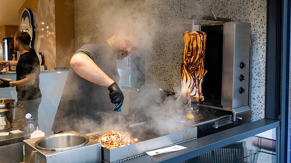 Romanya merkezli markanın geliştirdiği bu yeni konseptte, ahtapot kolları önce özel bir sosla marine ediliyor, ardından şişte pişirilip ince ince dilimleniyor.