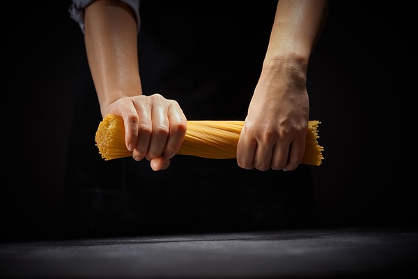 Spagettiyi kırmadan tüketmek, İtalyan mutfak kültürünün temel taşlarından biridir.