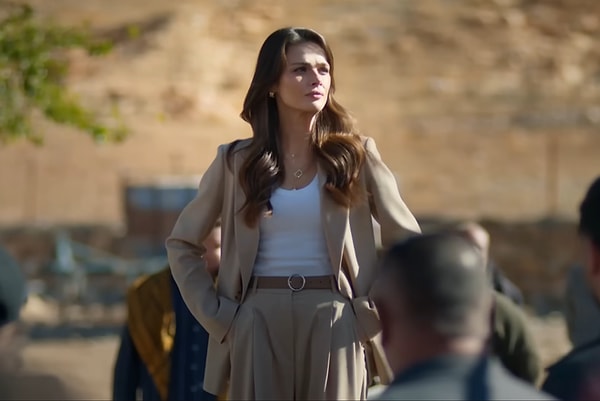 Alya’ya çok yakışan bu şık takımlar artık iyice meşhur oldu! Bu zarif ve stil sahibi takım ise Beymen Collection’dan.