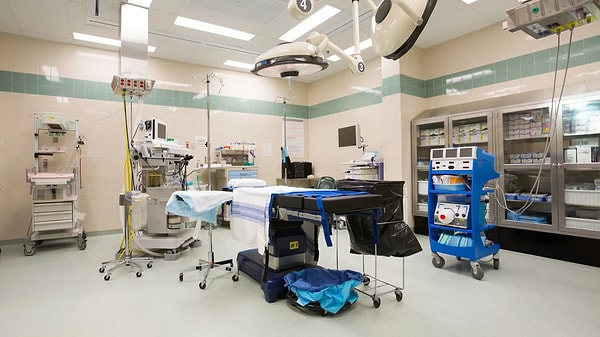 Hastalar üşüyor ama doktorlar terliyor.