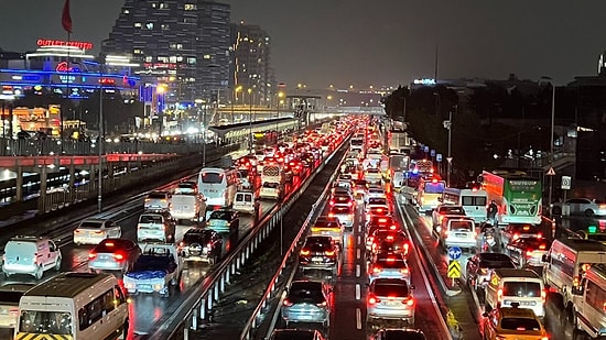 Yağışın da Etkisiyle İstanbul'da Trafik Yoğunluğu %89'a Ulaştı
