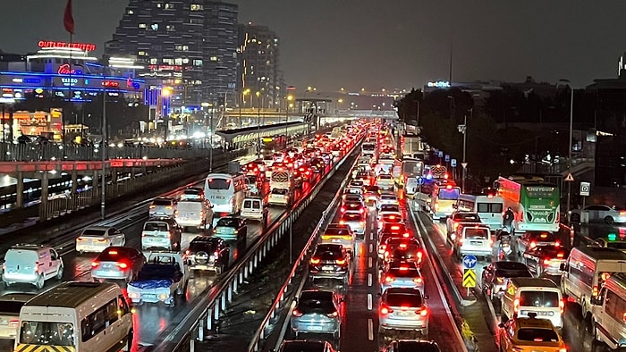 Yağışın da Etkisiyle İstanbul'da Trafik Yoğunluğu %89'a Ulaştı