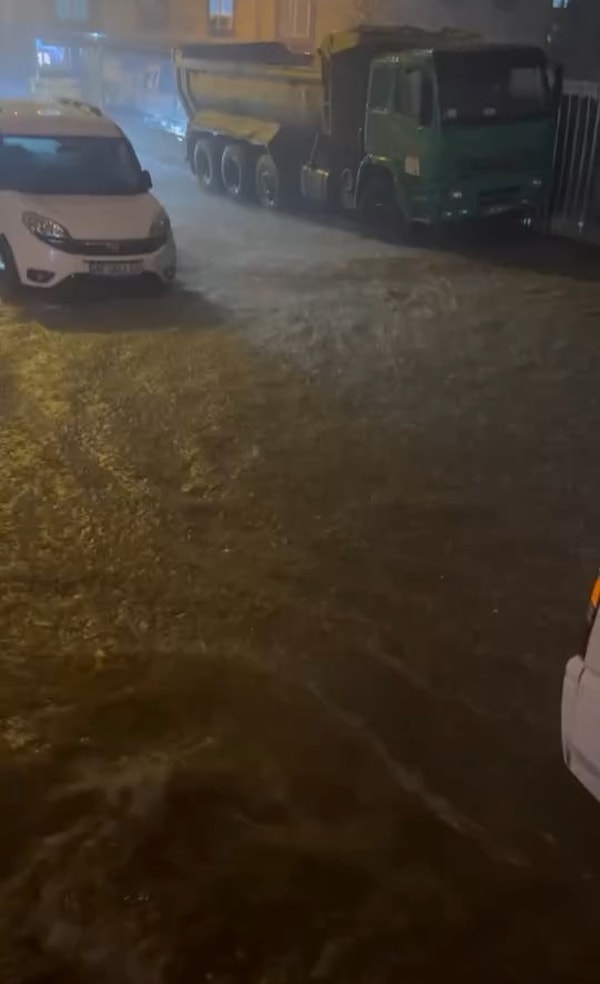 İstanbul’da akşam saatlerinde etkisini artıran yağış hayatı olumsuz etkiledi.