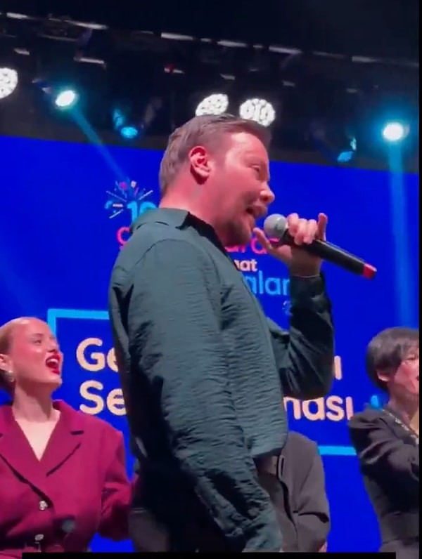 Akçıl, daha önce konserlerinde yaptığı “çıplak bedeninizi görmek zorunda değilim” gibi çıkışlarla gündeme gelmişti.