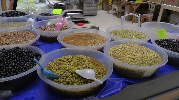 Mor zeytin, diğer türlere kıyasla daha az işlem gördüğü için lif ve besin değerini büyük ölçüde koruyor.