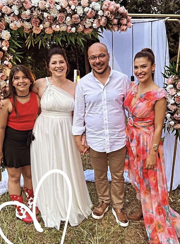 Güzel oyuncunun annesi de merak edilenler arasında.